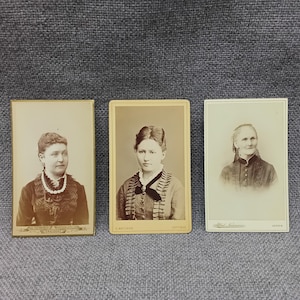 Antike Kabinettkarten Damenportraits drei Kabinettfotos schwarz/weiß Portraits original Fotografien Kabinettformat um 1900 Carte Cabinet