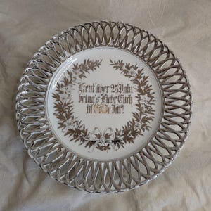 Silberhochzeit Jubiläumsteller mit Sinnspruch Zeitgeschichte um 1900 runder Andenkenteller zum 25ten Hochzeitstag Zierteller Vintagefüchse