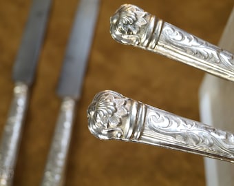 Vier antike Tafelmesser Silberblech Dessertmesser kleine Obstmesser mit Stahlklinge Tafelbesteck 1870 ziseliertes Silberbesteck godroniert
