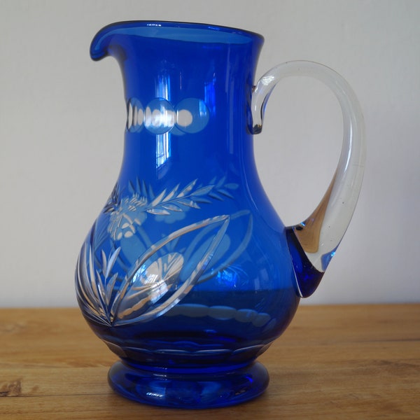 Großer Glaskrug Bleikristall Glaskanne blaues Überfangglas Henkelkrug Glasschliff Saftkrug 70er Wasserkrug Glaskaraffe vintage Wasserkaraffe