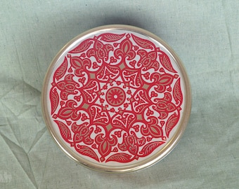 Runde Vintage Blechdose mit roten Arabeskenmuster Dose aus Blech rot gold DDR Blechdose mit Deckel D 22 cm Aufbewahrungsdose Dose Ornamente