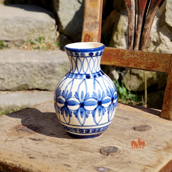 Vase aus Keramik in weiß & blau, Bauerndekor | Landhaus Keramik | Pulsnitzer Keramik oder VEB Lausitzer Keramik | Vintagefüchse