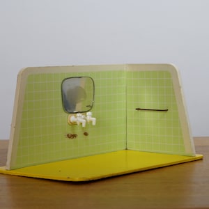 Puppenstube Badezimmer DDR Vintage Puppenhaus Diorama Puppenstubenzimmer Miniatur Bad DDR Kinderspielzeug antikes Spielzeug Vintage Füchse