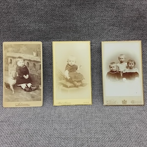 Kabinettfotos schwarz/weiß Kinderportraits drei Kabinettkarten original Fotografie vintage Kinderfotos Kabinettformat um 1900 Carte Cabinet