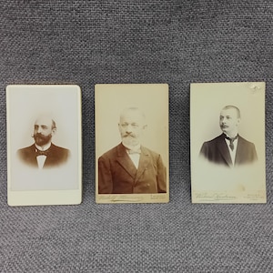 Drei Kabinettfotos antik, Herrenportraits schwarz/weiß Kabinettkarten original Fotografie vintage Kabinettformat um 1890 Carte Cabinet