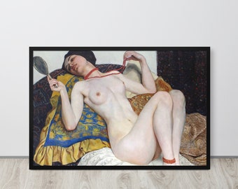 Può includere: Un dipinto di una donna nuda sdraiata su un divano dai motivi colorati. Tiene uno specchio da mano piccolo e indossa una collana di perle rosse. Lo sfondo è un tessuto a motivi blu scuro e nero.