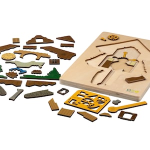 Könnte beinhalten: Ein Holzpuzzle mit einem Kuckucksuhr-Design. Das Puzzle besteht aus vielen Teilen, darunter ein Zifferblatt, ein Kuckucksvogel und ein Haus. Die Teile sind um eine Holzbasis mit einem Ausschnitt des Kuckucksuhr-Designs verstreut.