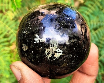 Cristal natural NUUMMITE raro - Región de Nuuk - Origen Groenlandia - Esfera de fuego - Esfera de piedra de tasa única - Regalo