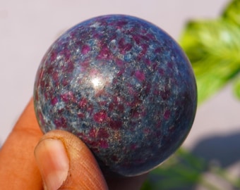 ESFERA DE RUBÍ Esfera de Rubí Cianita - 29 Agotadas - Colección Imprescindible / Piedra Rubí Reactiva a los Rayos UV Minerales de Roca Apatita Pulida