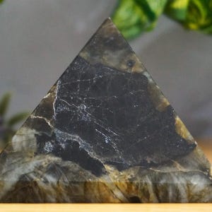 Green Labradorite Pyramid: Flashy Metaphysical Healing Stone (90MM)
