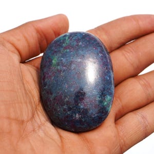 Rubin im Indigo Apatit Stein (60 mm): Myanmar Reiki Kristall