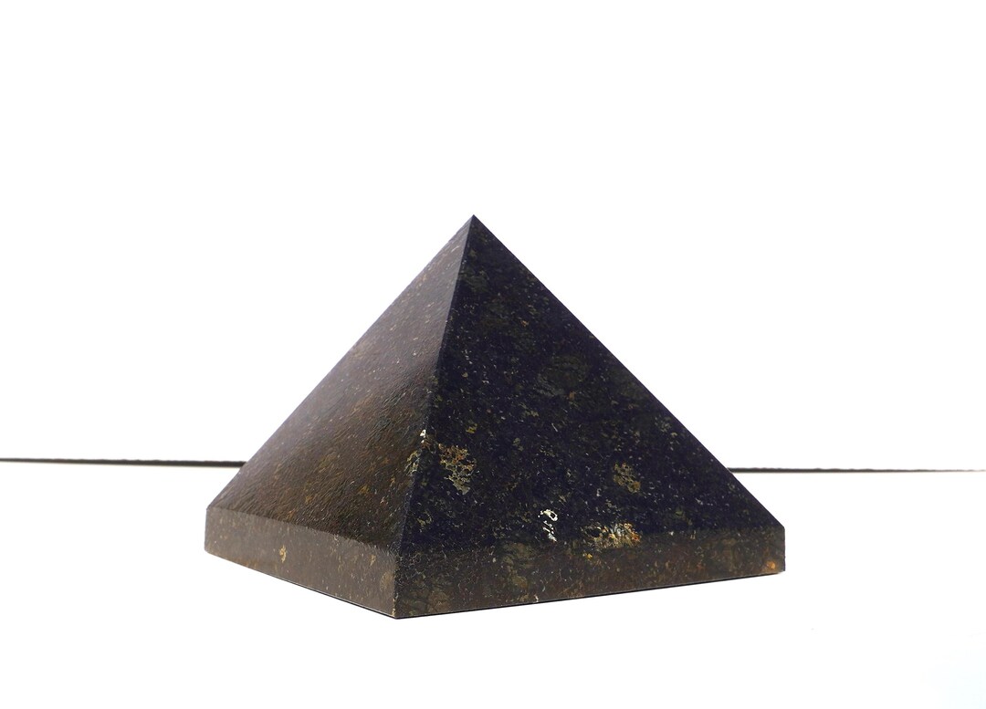 RARE NUUMMITE Pyramid- 105mm- 4