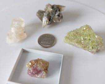 Zeldzame Canadese mineralen gemengd lot van Vesuvianiet en calciet