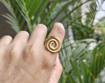 ゴールドブラス製スパイラルリング、渦巻きリング、ハンドメイドミニマリストツイストバンド、彼女へのステートメントジュエリーギフト、女性用リング