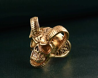Brede schedelring, schedelring, gotische schedelring, gouden schedelring, multischedelring, Halloween cadeau, handgemaakt cadeauartikel, vrouwenring