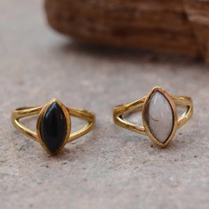 Anello con pietra di luna e ossidiana, anello con pietra portafortuna, gioiello con pietre preziose Marquise, anello minimalista con pietre preziose per il suo regalo di anniversario