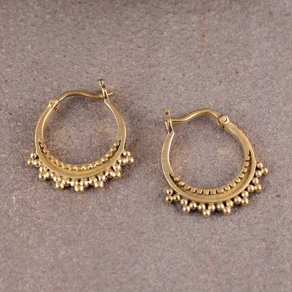 Créoles minimalistes Mandala, boucles d'oreilles huggie, petites boucles d'oreilles cerceaux dorés, cerceaux dorés, cadeau femme, boucles d'oreilles boho, boucles d'oreilles boho