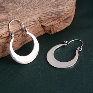 Boucles d’oreilles Crescent Moon Hoop, Boucles d’oreilles martelées, Boucles d’oreilles demi-lune, Boucles d’oreilles Silver Hoop, Crescent Moon Jewlry, Bijoux de festival, Cadeau pour elle
