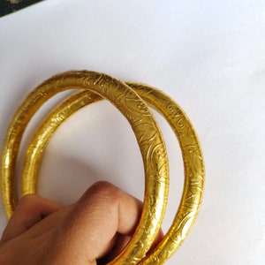 Par de pulseiras de pés de ouro, pulseira de pés de latão dourado, pulseira de tornozelo tradicional feita à mão, tornozeleira Hansli Rajasthani Kada, tornozeleira de punho