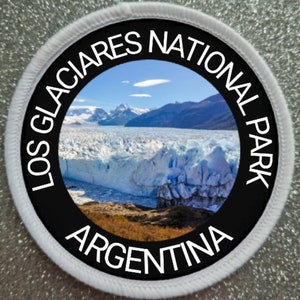 Può includere: Una toppa circolare bianca e nera con il testo "Los Glaciares National Park Argentina" attorno a una foto di un ghiacciaio in un paesaggio montuoso.