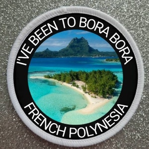 Peut inclure: Un écusson rond blanc avec du texte noir et une photo d'une île tropicale. Le texte dit "I've Been To Bora Bora French Polynesia".
