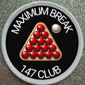 以下が含まれることがあります： 「MAXIMUM BREAK 147 CLUB」という文字と、赤と白のビリヤードボールの三角形と白いキューボールが描かれた白黒の丸いパッチ