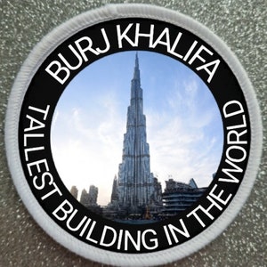 Op de afbeelding: Een witte en zwarte ronde patch met de tekst "Burj Khalifa Tallest Building in the World" rond een foto van de Burj Khalifa wolkenkrabber in Dubai.