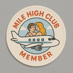 Op de afbeelding: Een ronde patch met de woorden "MILE HIGH CLUB MEMBER" in oranje. Het ontwerp toont een cartoonvliegtuig met een knuffelend stel binnenin. De achtergrond is lichtblauw met witte wolken.