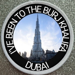 Op de afbeelding: Een ronde patch met een zwarte rand en witte stiksels. De patch toont een afbeelding van de Burj Khalifa wolkenkrabber in Dubai, met de tekst "I'VE BEEN TO THE BURJ KHALIFA DUBAI" in het wit.