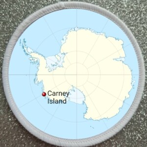 Pode incluir: Um mapa da Antártida com um ponto vermelho marcando a localização da Ilha Carney.