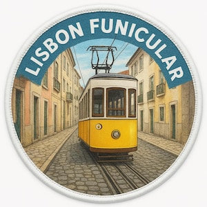 Puede incluir: Parche redondo con un tranvía funicular amarillo sobre raíles en una calle adoquinada, con edificios a ambos lados. El texto "LISBON FUNICULAR" está en blanco sobre una pancarta azul.