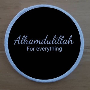 Puede incluir: Parche circular blanco con fondo negro y texto blanco que dice "Alhamdulillah For everything".