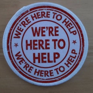 Puede incluir: Parche redondo de tela blanca con costuras rojas y el texto "We're here to help" repetido en círculo.