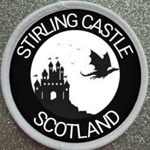 Puede incluir: Parche bordado en blanco y negro con el texto "Stirling Castle Scotland" y una silueta de un castillo y un dragón.