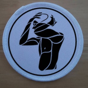 Könnte beinhalten: Ein weißer runder Patch mit schwarzem Rand und einer schwarzen Silhouette einer Person mit erhobenem Arm über dem Kopf.