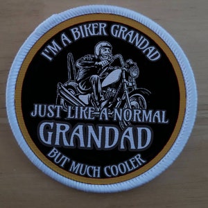 Op de afbeelding: Zwart-witte geborduurde patch met een motorrijder op een motorfiets. De patch heeft een gele rand en de tekst "I'm a biker Grandad Just like a normal Grandad but much cooler".