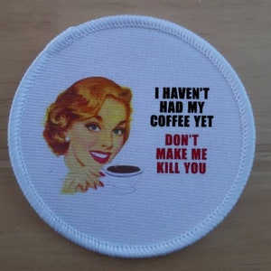 Peut inclure: Patch rond blanc avec une image rétro d'une femme tenant une tasse de café. Le texte dit "Je n'ai pas encore pris mon café. Ne me fais pas te tuer."