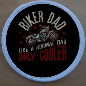 Könnte beinhalten: Ein runder schwarzer Patch mit weißen Nähten am Rand. Der Patch zeigt ein Motorrad mit dem Text "Biker Dad Like a Normal Dad Only Cooler" in Rot und Weiß.