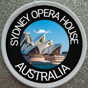 Op de afbeelding: Een ronde witte en zwarte patch met de tekst "Sydney Opera House Australia" rond een foto van het Sydney Opera House.