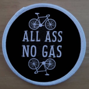 Peut inclure: Patch brodé noir et blanc avec un motif de vélo et le texte "ALL ASS NO GAS".