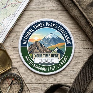 Puede incluir: Un parche bordado circular que muestra un paisaje montañoso con un amanecer, con las inscripciones NATIONAL THREE PEAKS CHALLENGE, UNITED KINGDOM y EST. 24 HOURS. Incluye un recuadro con el texto YOUR TIME HERE y cuatro espacios vacíos.