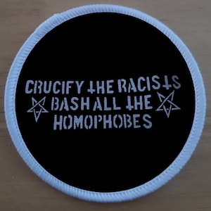 Kruisig de racisten bash alle homofoben anti racisme patch badge