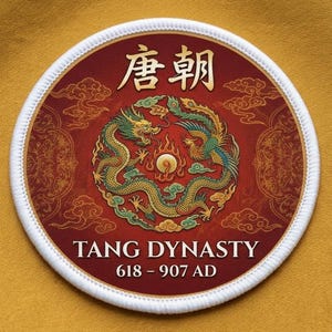 Peut inclure: Un écusson brodé circulaire avec une bordure blanche sur un fond jaune moutarde. Le centre présente un champ rouge avec un dragon et un phénix dorés entourant un orbe central. Le texte indique 唐朝, TANG DYNASTY et 618 - 907 AD en blanc.