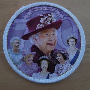 Könnte beinhalten: Ein runder Aufnäher mit mehreren Bildern von Königin Elisabeth II., mit dem Text "Platinum Jubilee 2022" oben. Der Aufnäher hat einen weißen Rand und einen lila Hintergrund. Die Bilder zeigen die Königin in verschiedenen Outfits und Posen.