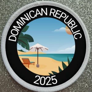 Puede incluir: Un parche circular blanco con texto negro y una escena de playa en su interior. El texto dice "DOMINICAN REPUBLIC" y "2025". La escena muestra una playa con una palmera, una sombrilla, una tumbona y el océano.