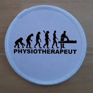 Puede incluir: Parche redondo blanco con contorno negro y una silueta negra de la evolución del hombre, que termina con un fisioterapeuta tratando a un paciente en una mesa. El texto "PHYSIOTHERAPEUT" está debajo de las siluetas.