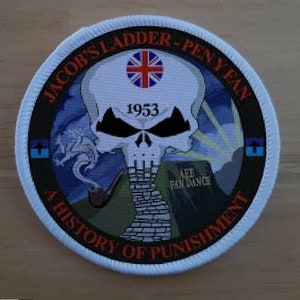 Puede incluir: Un parche redondo blanco con texto negro y rojo que dice "Jacob's Ladder-Peny Fan" y "A History of Punishment". El parche presenta una calavera con una bandera de la Union Jack en la frente, una pipa y una pared de ladrillos. El texto "1953" y "AFE FAN DANCE" también es visible.