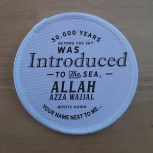 Puede incluir: Parche redondo blanco con texto negro que dice "50.000 AÑOS ANTES DE QUE EL CIELO FUERA Introducido -TO The SEA.- ALLAH AZZA WAJJAL ESCRIBIÓ TU NOMBRE JUNTO A MÍ..."