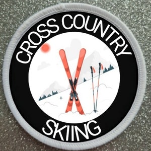 Może przedstawiać: Okrągła naszywka w kolorze białym i czarnym z napisem "CROSS COUNTRY SKIING" w kolorze białym. W środku naszywki znajduje się para czerwonych nart skrzyżowanych ze sobą z dwoma kijkami.