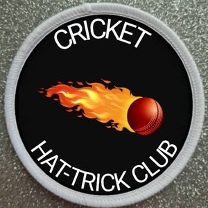 Könnte beinhalten: Ein runder weißer und schwarzer Aufnäher mit dem Text "Cricket Hat-Trick Club" und einem roten Cricketball in Flammen.